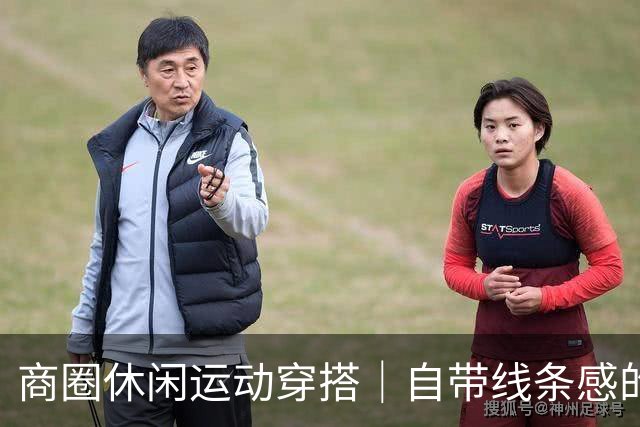 商圈休闲运动穿搭｜自带线条感的灰瑜伽裤，轻松穿出松弛活力感
